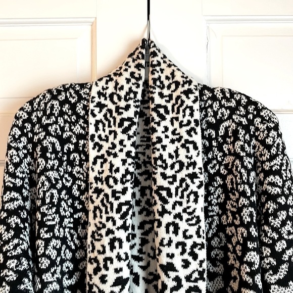 🤩🤩 Beautiful Black and White Sweater/Coat 😍😍 - Picture 2 of 9